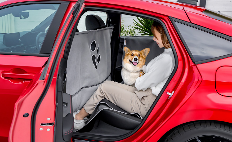 ペットシートマットと組み合わせて装着したときのイメージ。