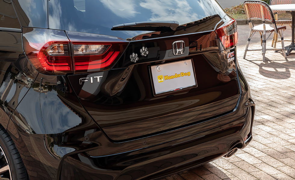 Hマークエンブレムの横に装着したときのイメージ。