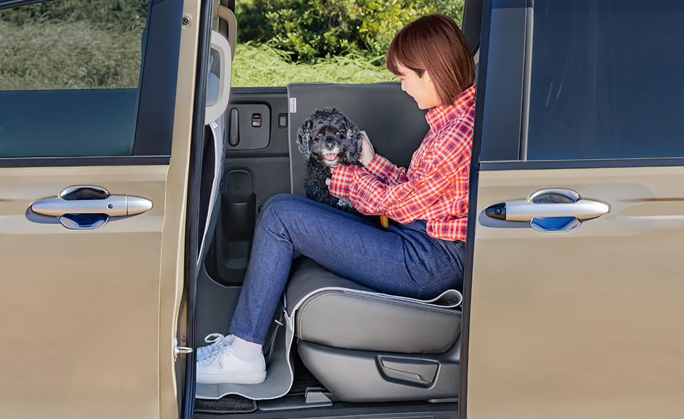 ペットシートマットと組み合わせて装着したときのイメージ。