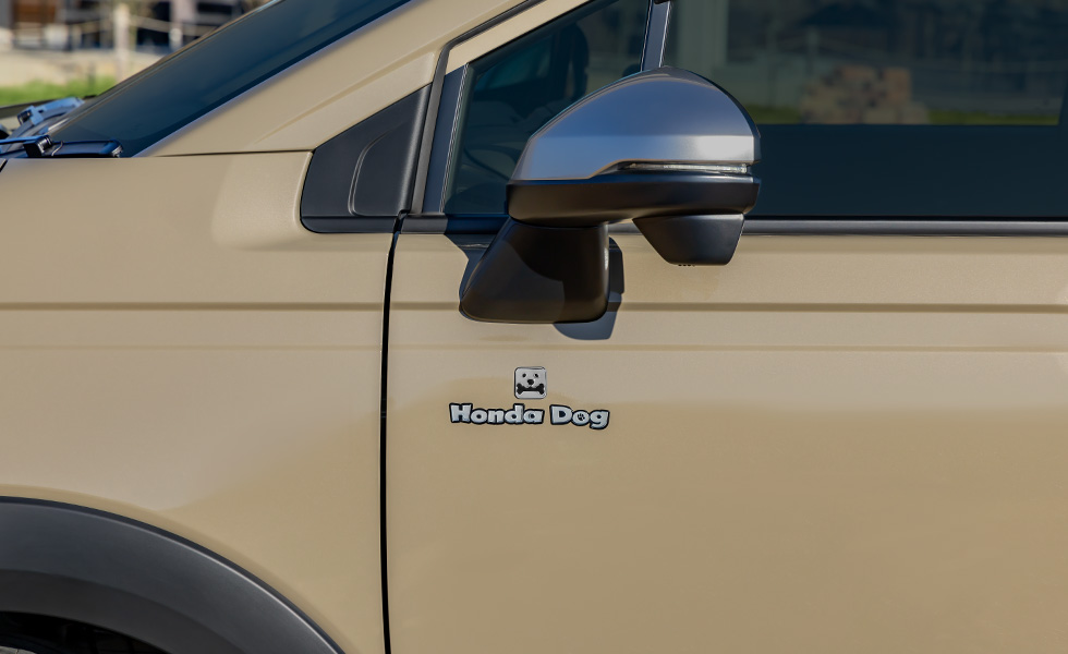 ドアミラーの下に装着したときのイメージ。