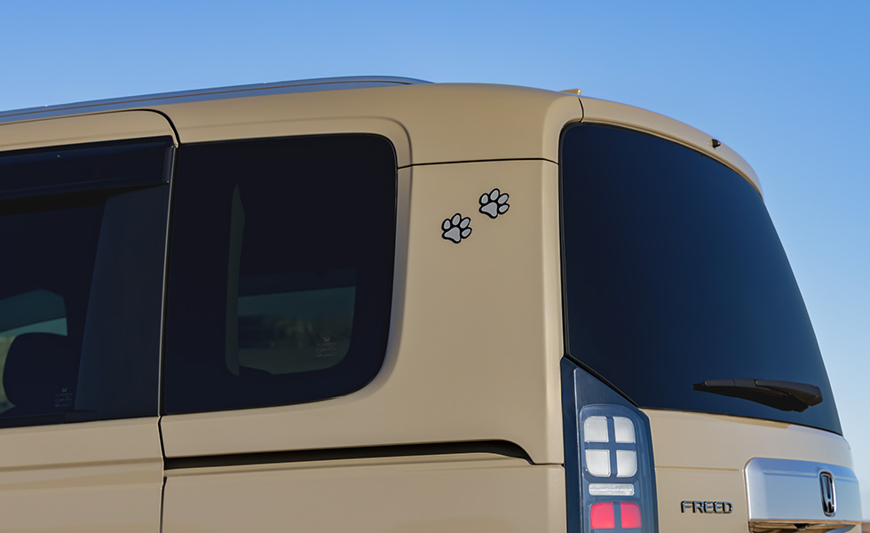 リアクォーターガラスの近くに装着したときのイメージ。