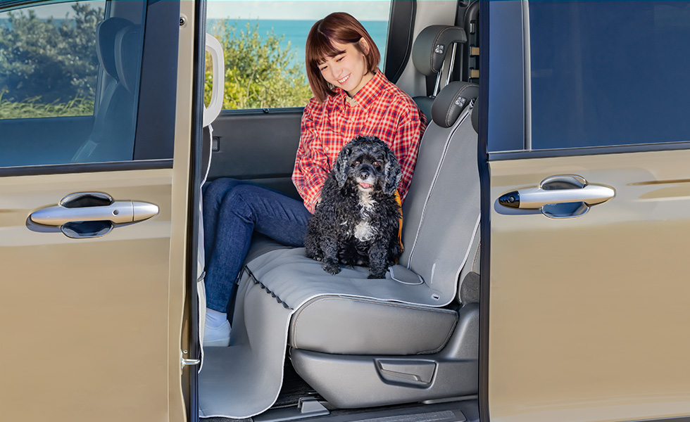 ファスナーを開けて、わんこの隣に座ったときのイメージ。