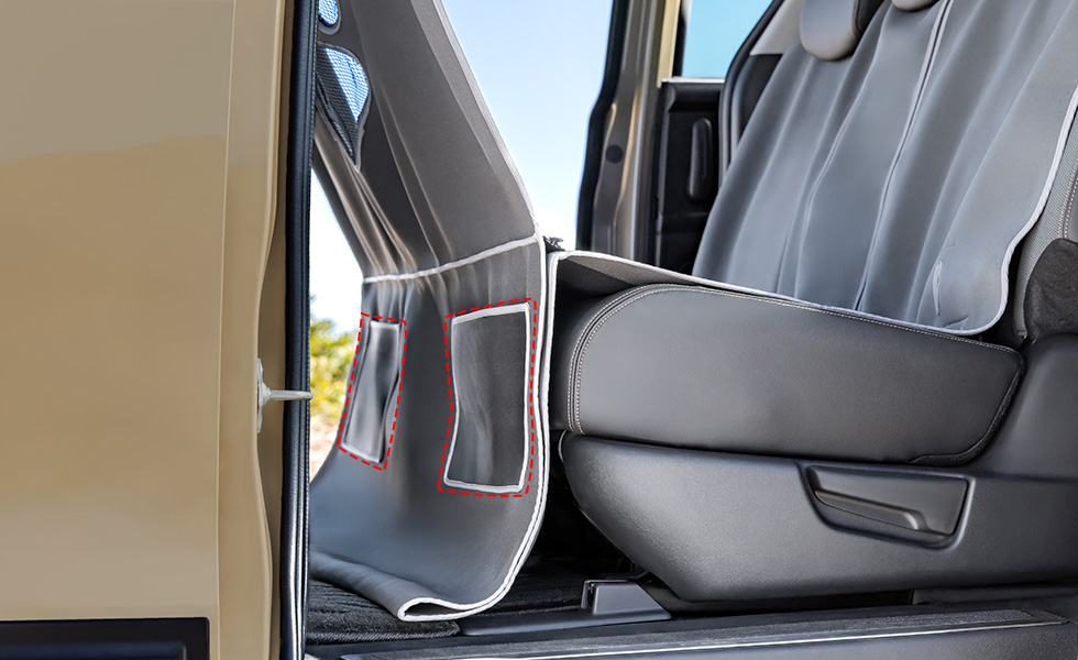 小物を入れられるポケットが付いています。