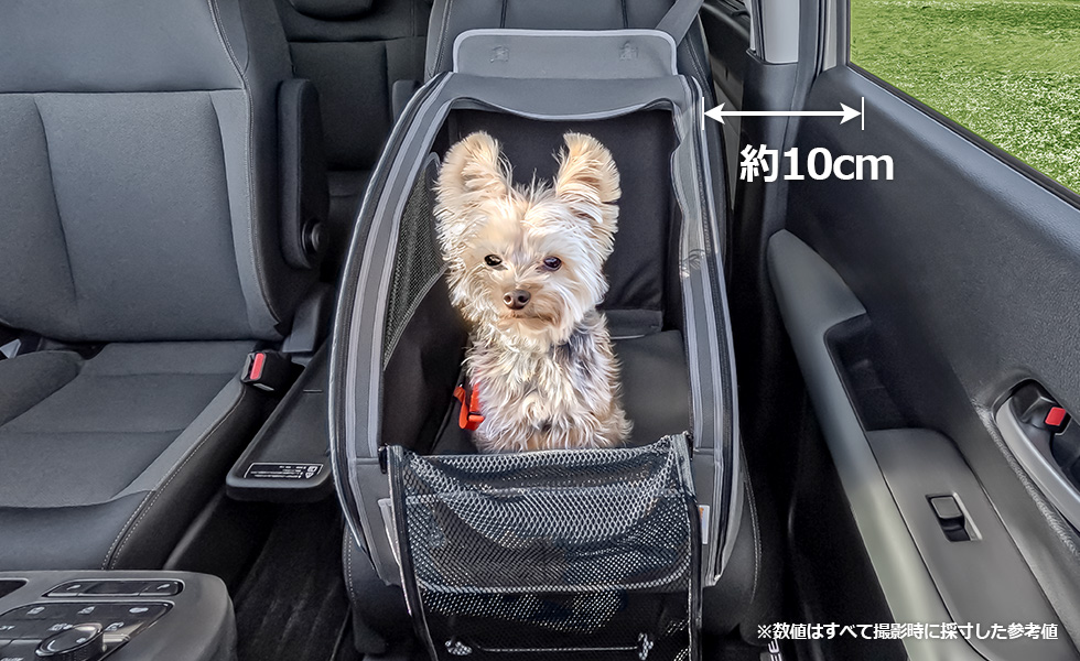 助手席に装着したときのドアとのスペース。