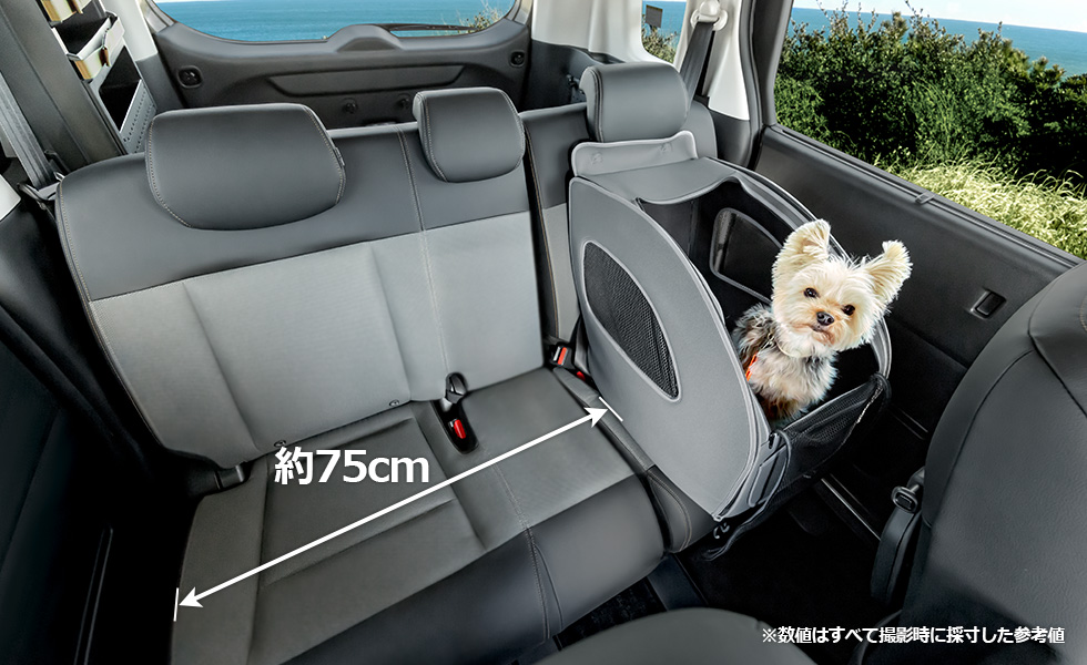後席に装着したときのシートのスペース。