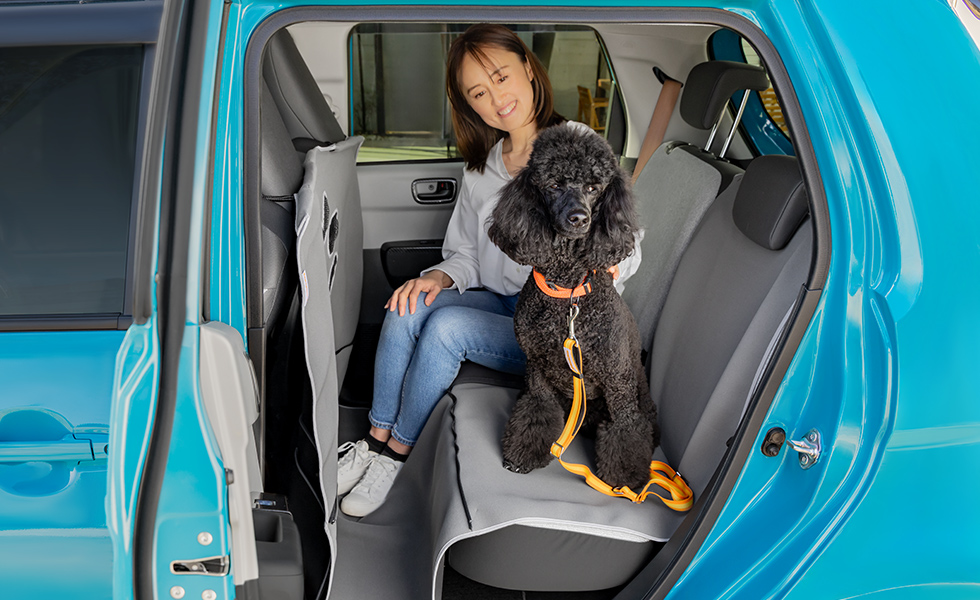 ファスナーを開けて、わんこの隣に座ったときのイメージ。