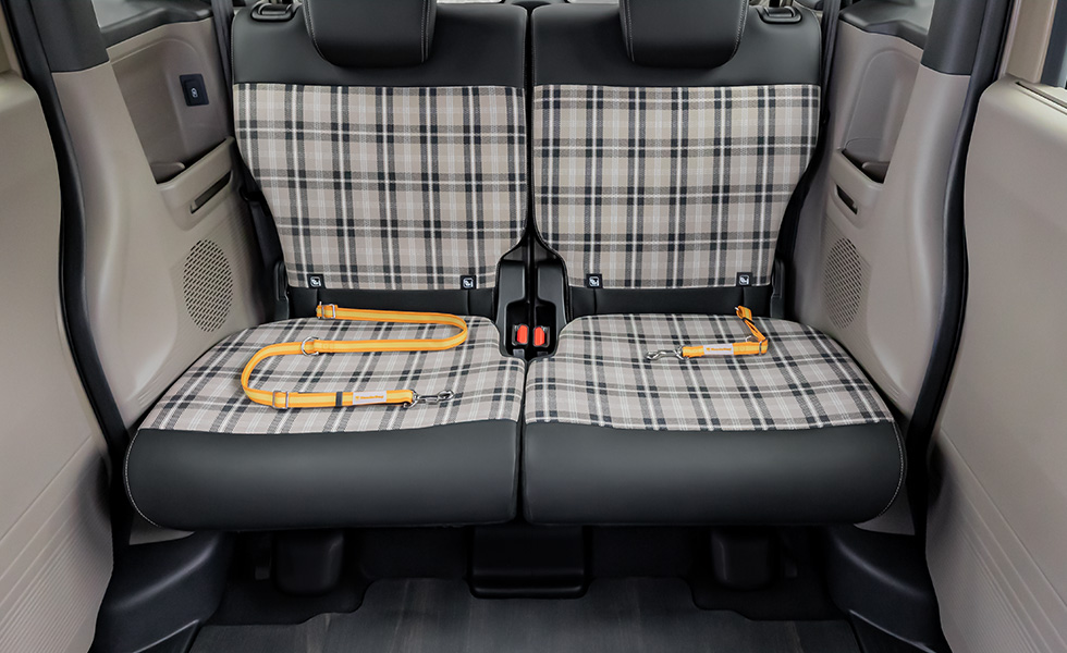 Mサイズ（左）、Sサイズ（右）を装着したときのイメージ。