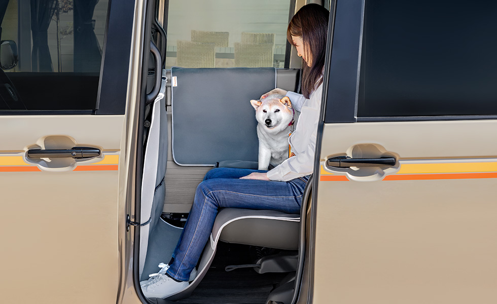 ペットシートマットと組み合わせて装着したときのイメージ。