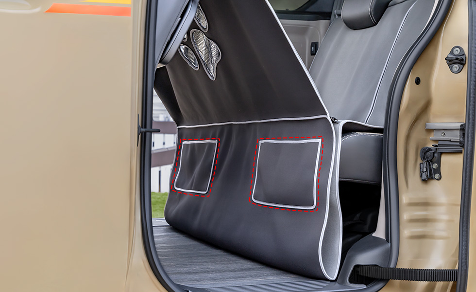 小物を入れられるポケットが付いています。