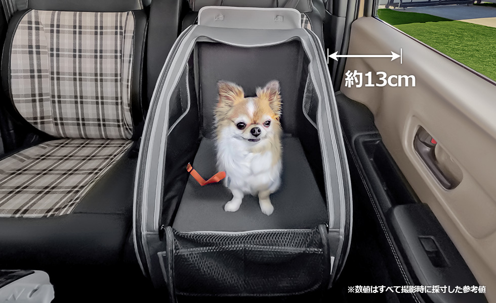 助手席に装着したときのドアとのスペース。