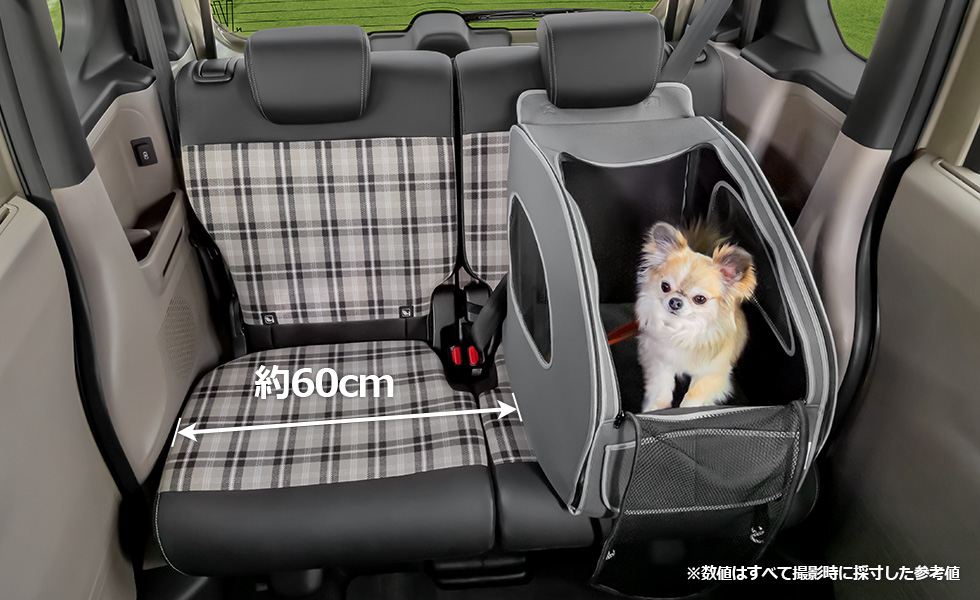 後席に装着したときのシートのスペース。