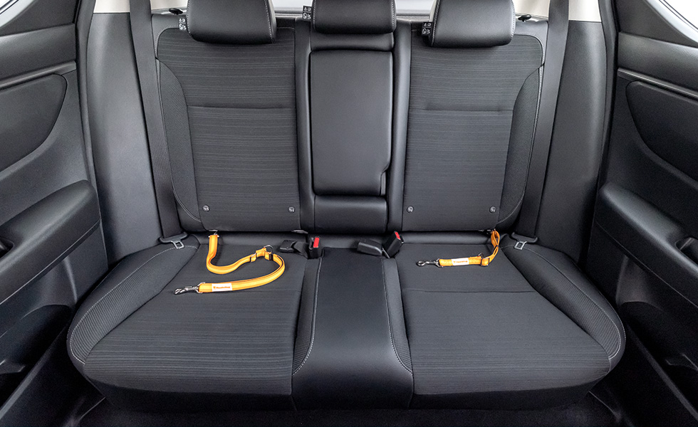 Mサイズ（左）、Sサイズ（右）を装着したときのイメージ。