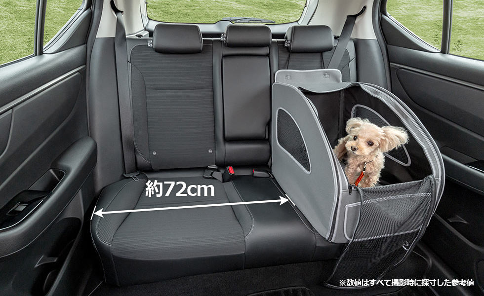 後席に装着したときのシートのスペース。