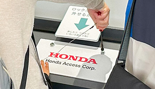 ナンバープレートロックボルト(ロゴステッカー付)