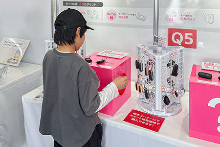 多数のキーカバーを展示！販売コーナーで購入もできる！