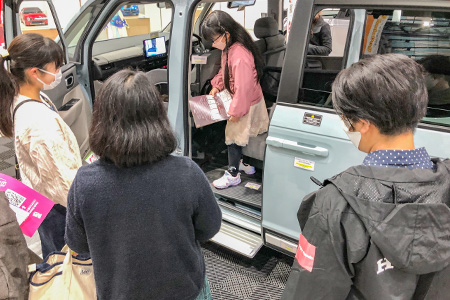 車両に乗りこんで体験できる！