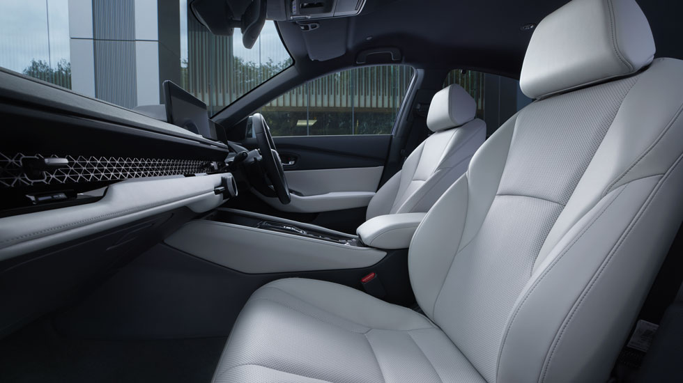 Photo：e:HEV Honda SENSING 360＋　インテリアカラーはホワイト