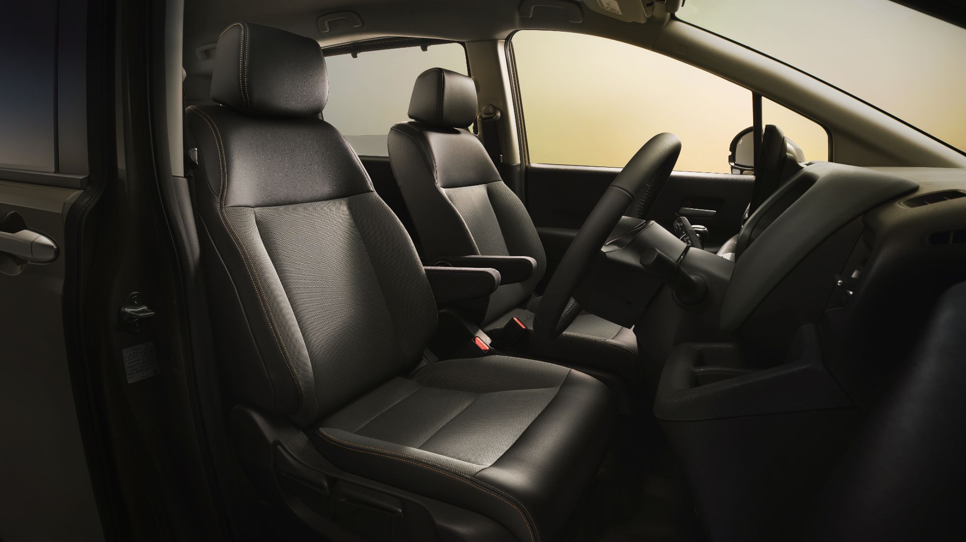 Photo：FREED e:HEV CROSSTAR（FF/5人乗り）　インテリアカラーはブラック×カーキ　ディーラーオプション装着車