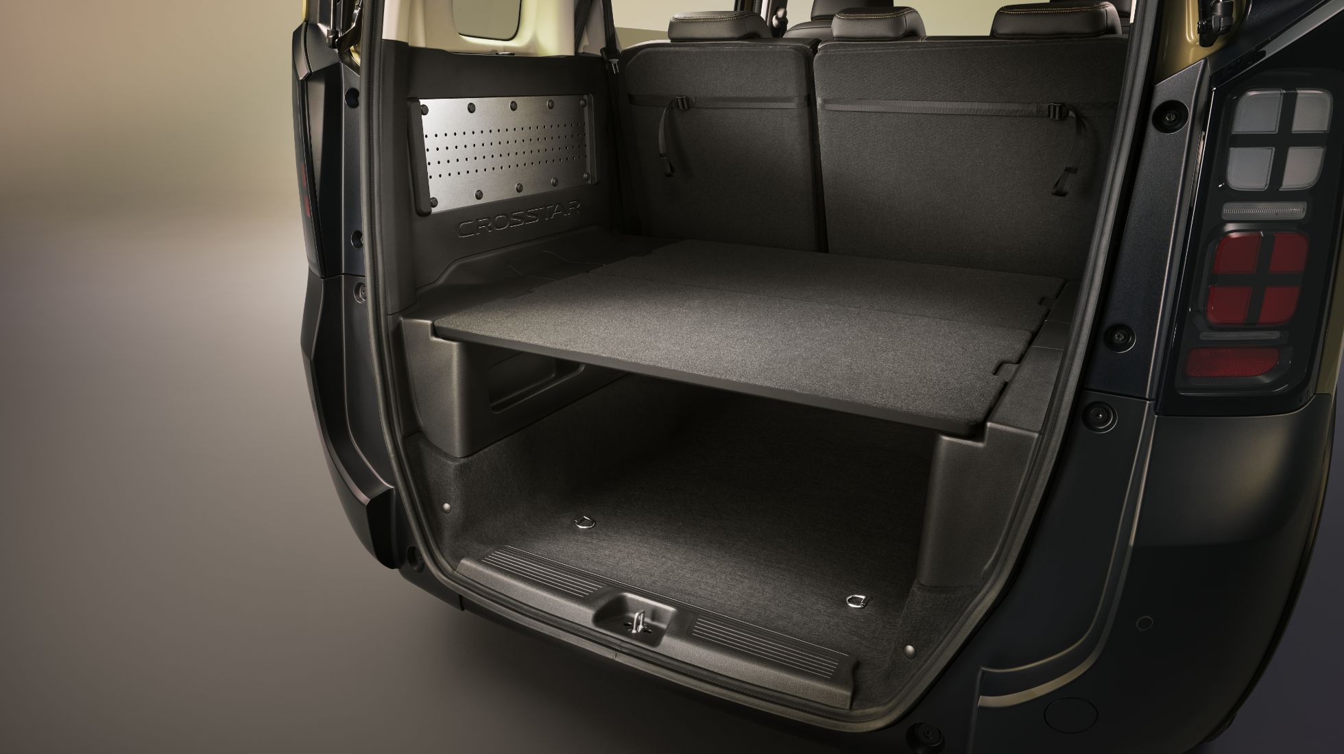 Photo：FREED e:HEV CROSSTAR（FF/5人乗り）　インテリアカラーはブラック×カーキ　ディーラーオプション装着車