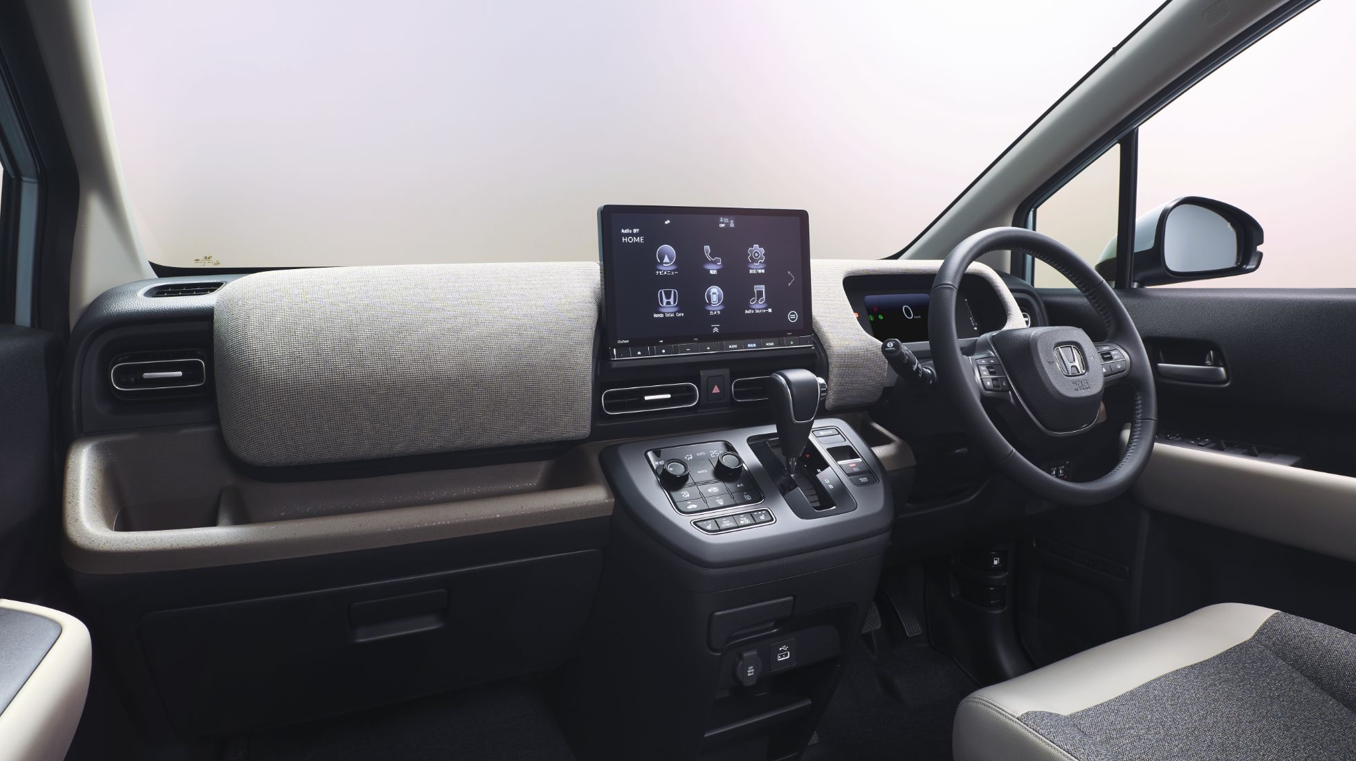 Photo：FREED e:HEV AIR EX（FF/6人乗り）　インテリアカラーはグレージュ　メーカーオプション、ディーラーオプション装着車