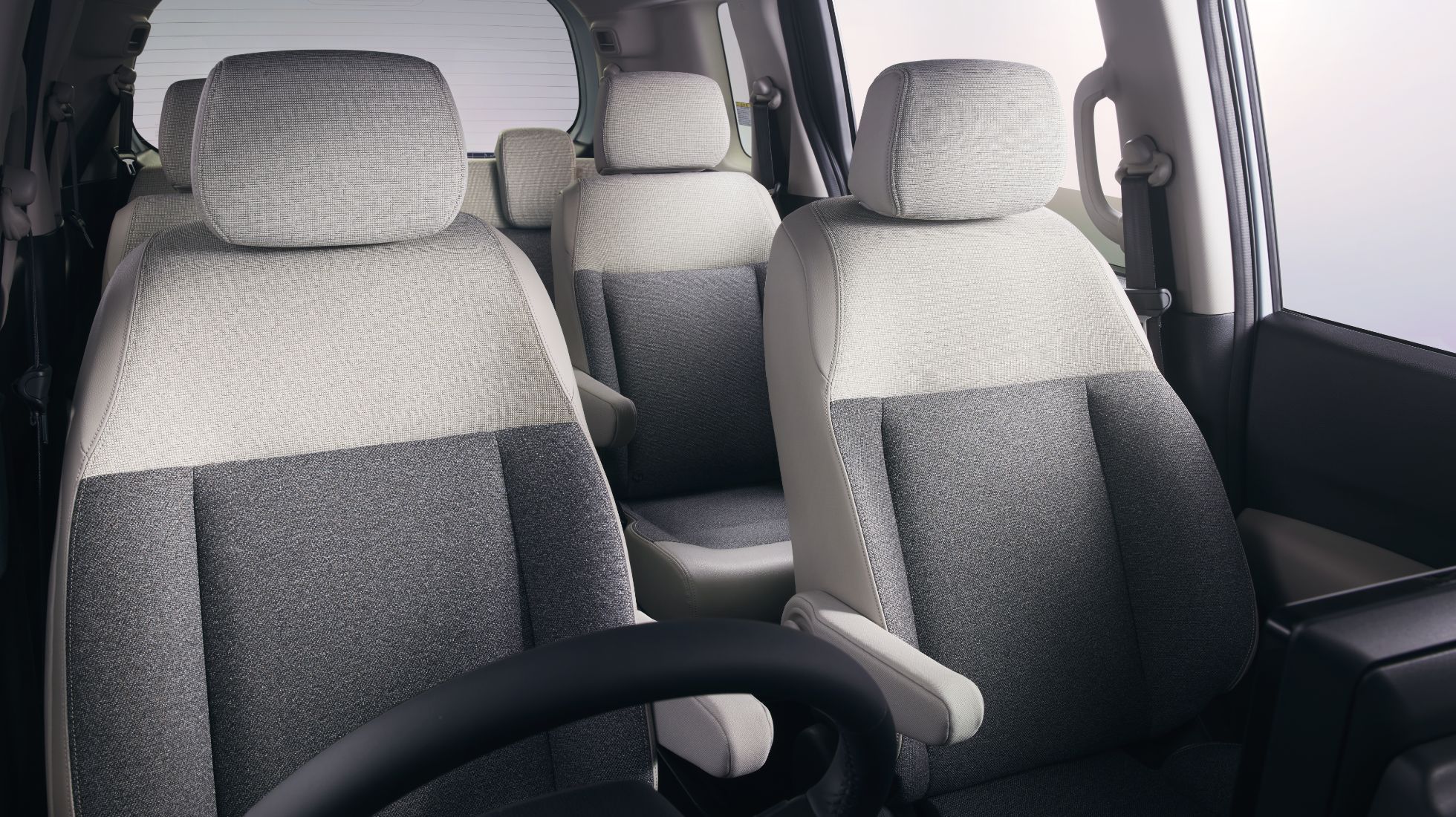 Photo：FREED e:HEV AIR EX（FF/6人乗り）　インテリアカラーはグレージュ　メーカーオプション、ディーラーオプション装着車