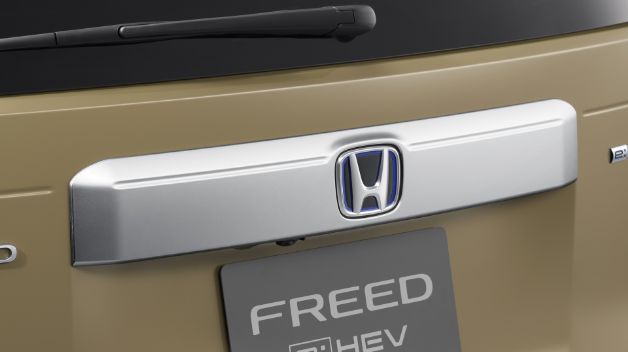 専用リアライセンスガーニッシュ〈高輝度シルバー塗装〉