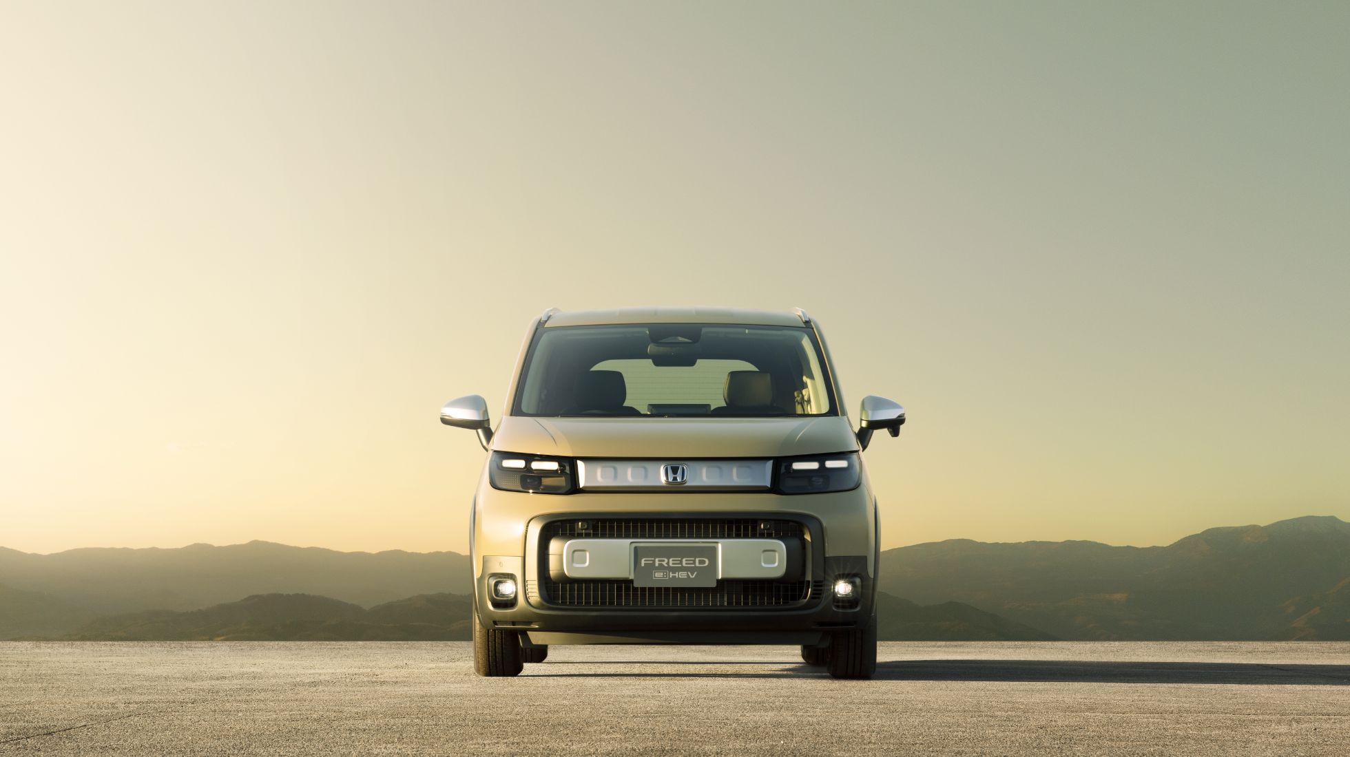 Photo：FREED e:HEV CROSSTAR（FF/5人乗り）　ボディーカラーはデザートベージュ・パール　ディーラーオプション装着車