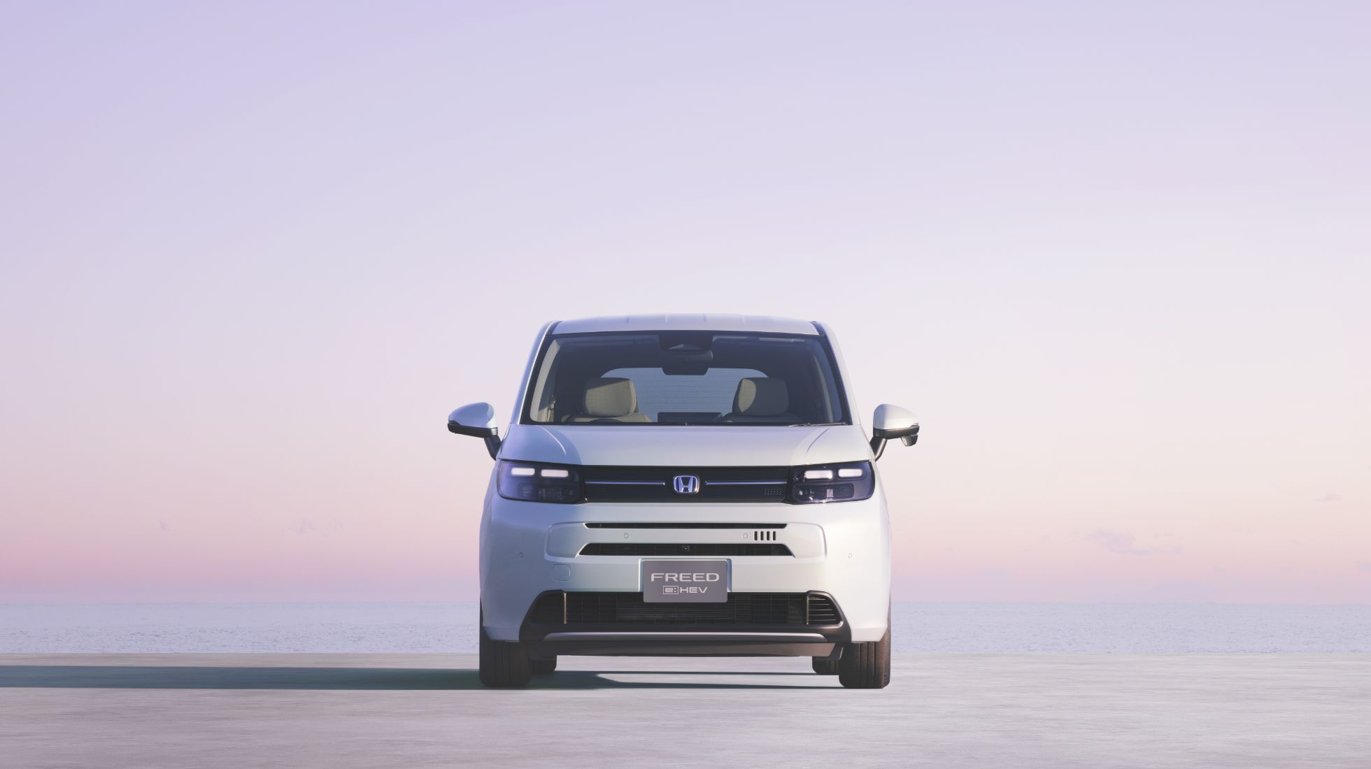 Photo：FREED e:HEV AIR EX（FF/6人乗り）　ボディーカラーはフィヨルドミスト・パール　メーカーオプション、ディーラーオプション装着車