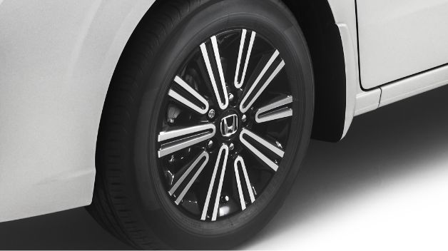 15インチ アルミホイール（切削クリア／ベルリナブラック塗装）