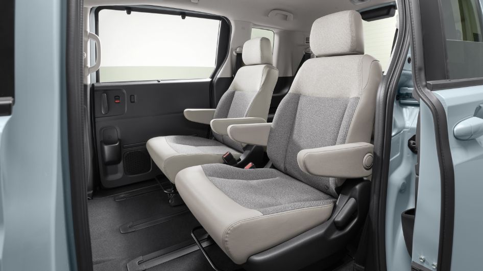 ゆったりくつろげる2列目キャプテンシート