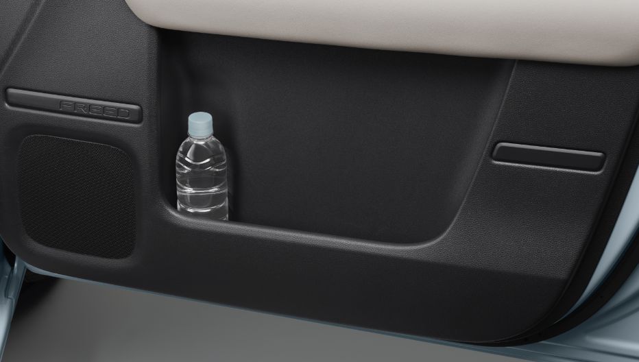 ボトルホルダー付大型ドアポケット（運転席/助手席）