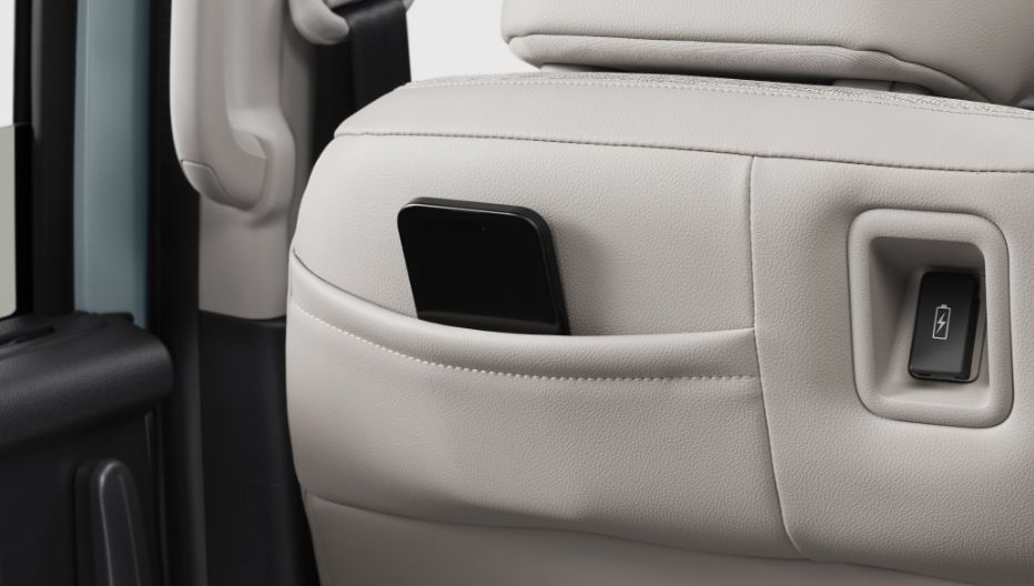 シートバックアッパーポケット（運転席/助手席）