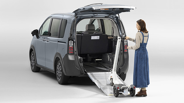 電動モビリティーもスロープと電動ウインチでラクに積載。