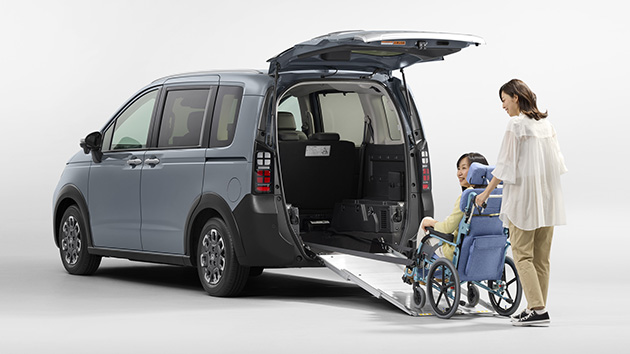 車いすに乗ったまま乗車可能。車いすをご利用の方の移動をサポートするとともに、介護する方の負担を軽減します。