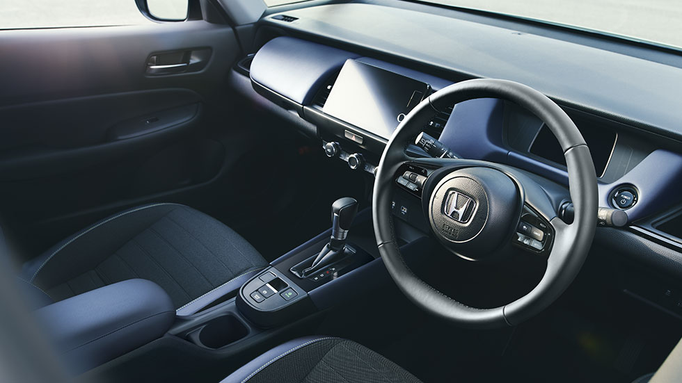 Photo：e:HEV CROSSTAR（FF） インテリアカラーはブラック　メーカーオプション装着車