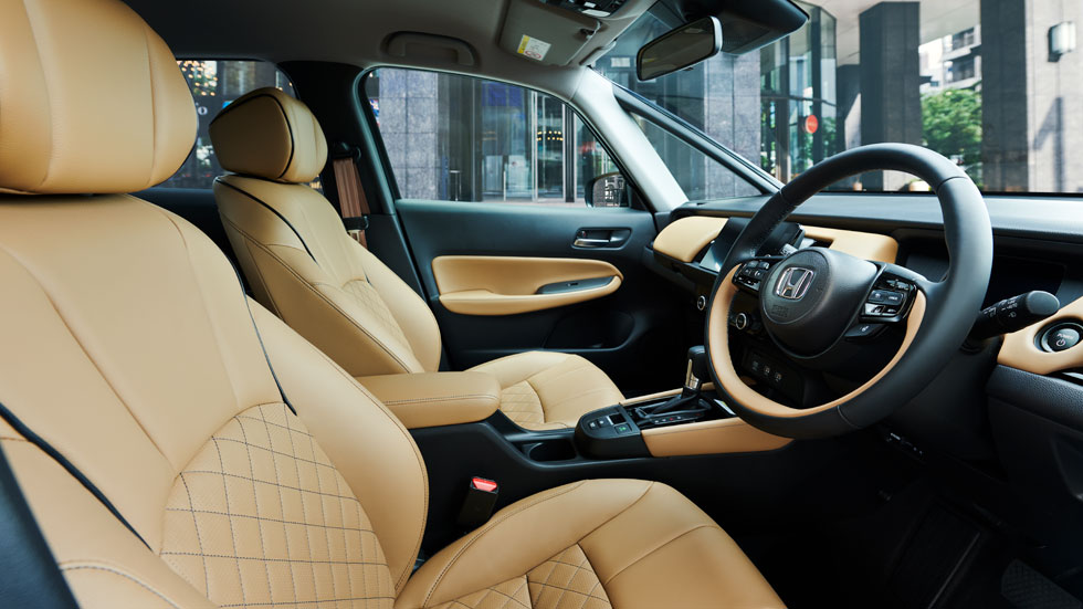 Photo：e:HEV LUXE（FF） インテリアカラーはライトブラウン　メーカーオプション装着車