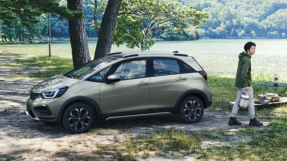 Photo：e:HEV CROSSTAR（FF） ボディーカラーはフィヨルドミスト・パール＆ブラック