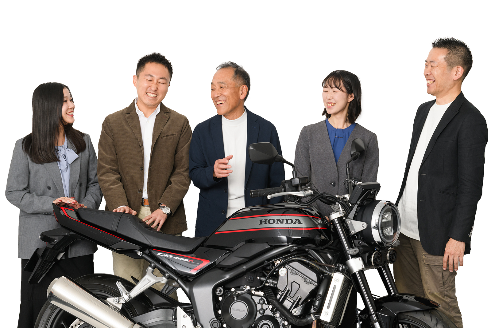 HMJ社員がバイクの前で楽しそうに話している写真