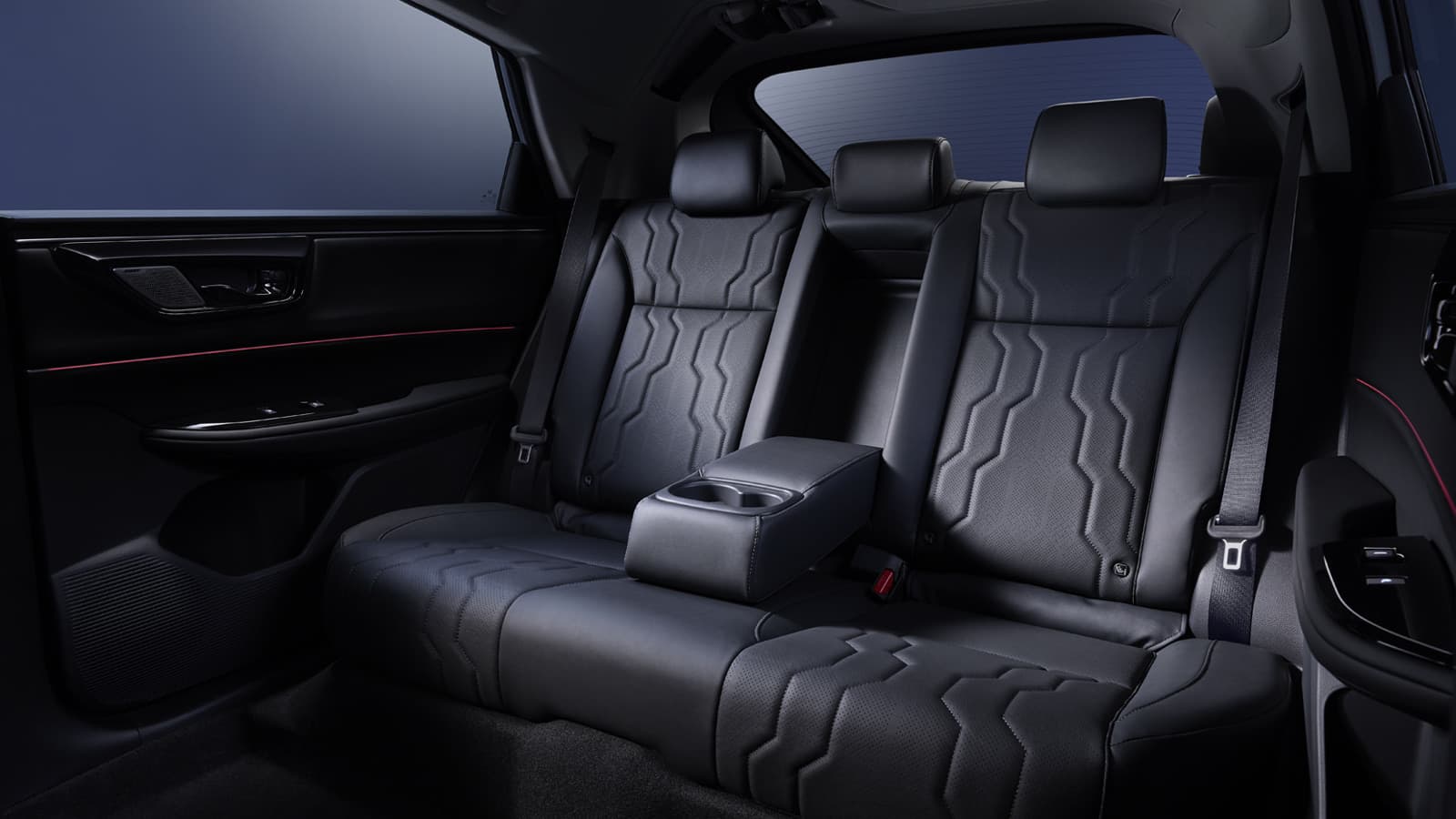 足を組んで座れる広い後席