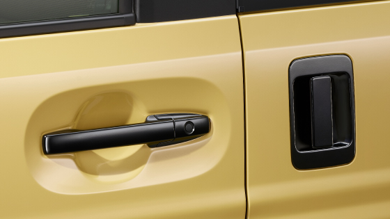 アウタードアハンドル（1トーン車はカラード／ 2トーン車はブラック塗装）