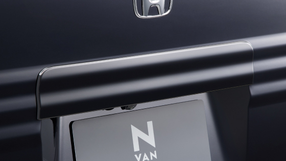 リアライセンスガーニッシュ（1トーン車はカラード／ 2トーン車はブラック塗装）