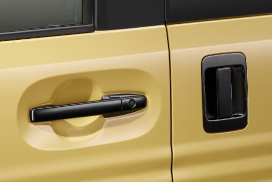 アウタードアハンドル（1トーン車はカラード／ 2トーン車はブラック塗装）