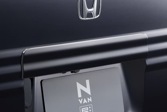 リアライセンスガーニッシュ（1トーン車はカラード／ 2トーン車