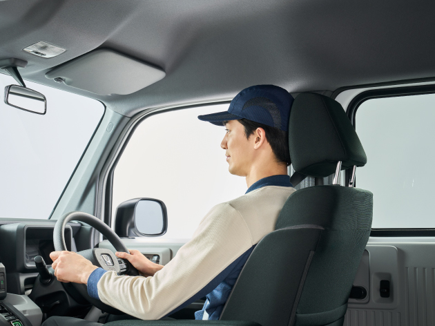 天井の圧迫感を減らし、ゆとりある乗車を。