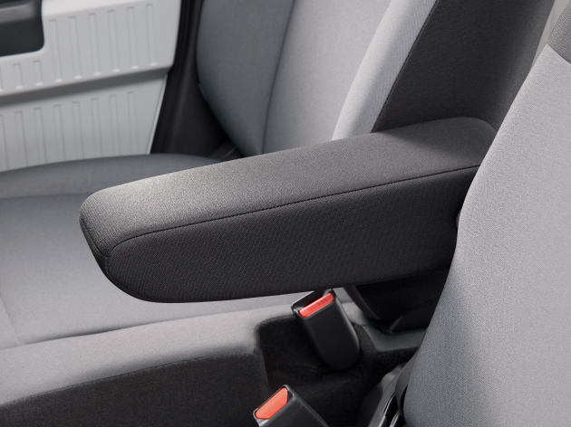 ひじを置きやすい、大型のフロントシートアームレスト。