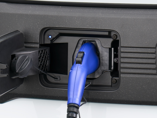 充電しながら、ダブルビッグ大開口をラクに使える。