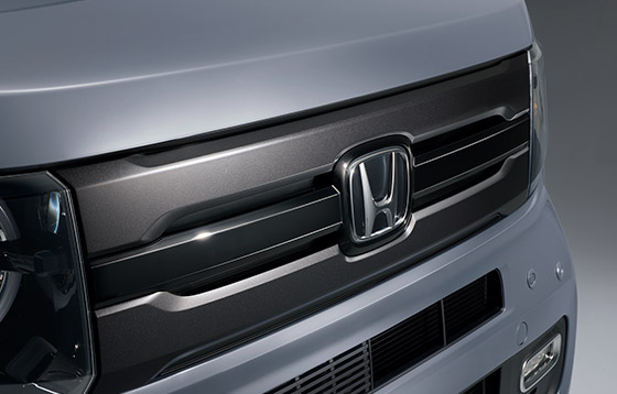 フロントグリル（マットブラック＆ピアノブラック調）