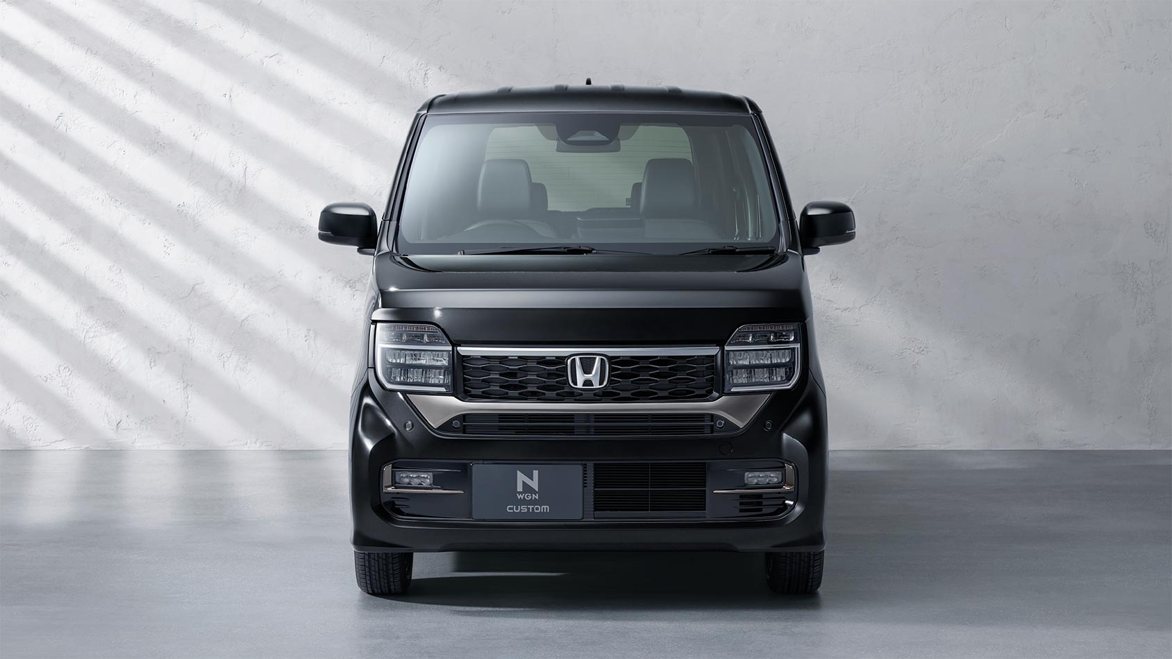 Photo：N-WGN CUSTOM L・ターボ（FF）　ボディーカラーはクリスタルブラック・パール　ディーラーオプション装着車