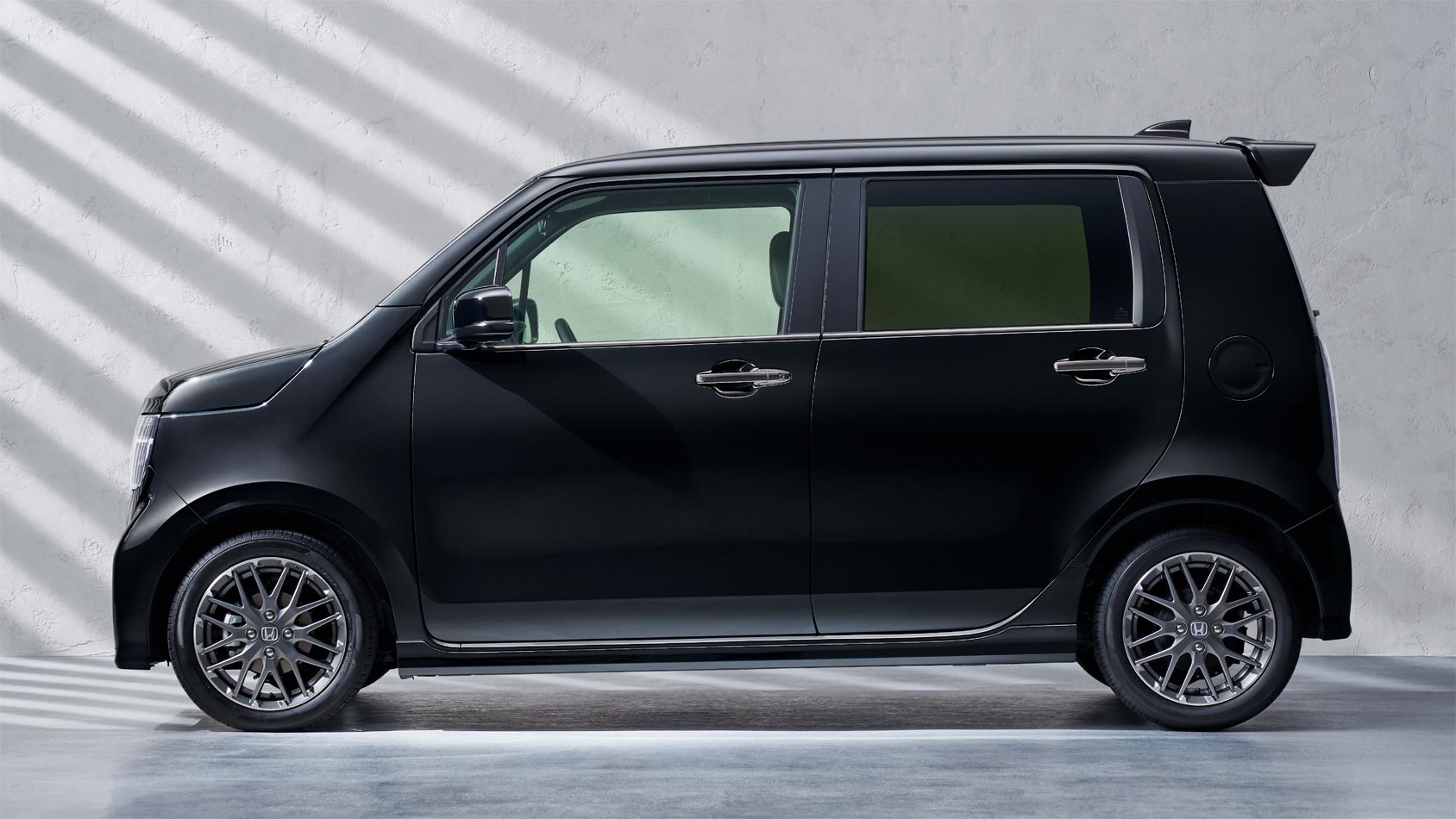 Photo：N-WGN CUSTOM L・ターボ（FF）　ボディーカラーはクリスタルブラック・パール　ディーラーオプション装着車