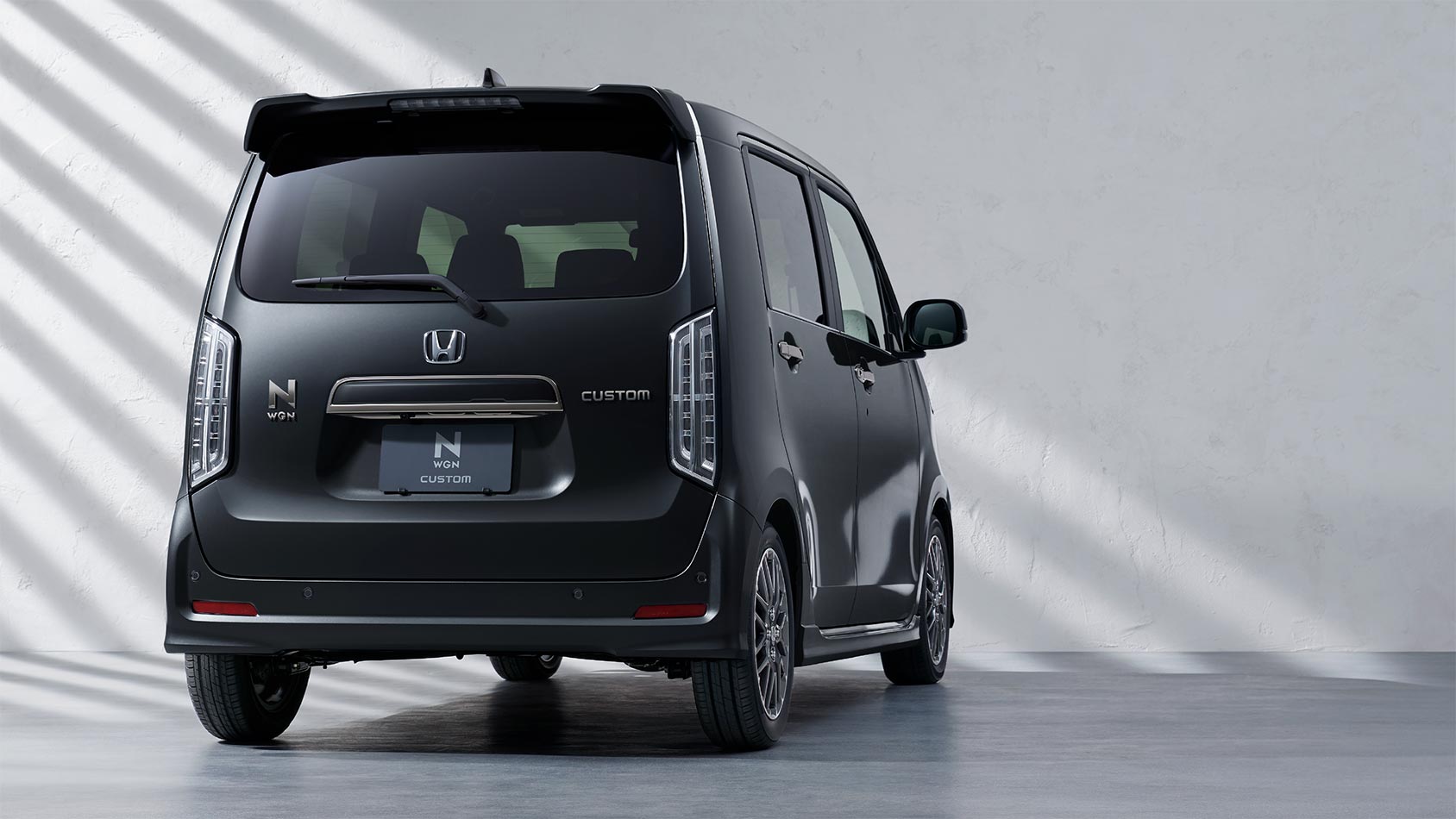 Photo：N-WGN CUSTOM L・ターボ（FF）　ボディーカラーはクリスタルブラック・パール　ディーラーオプション装着車